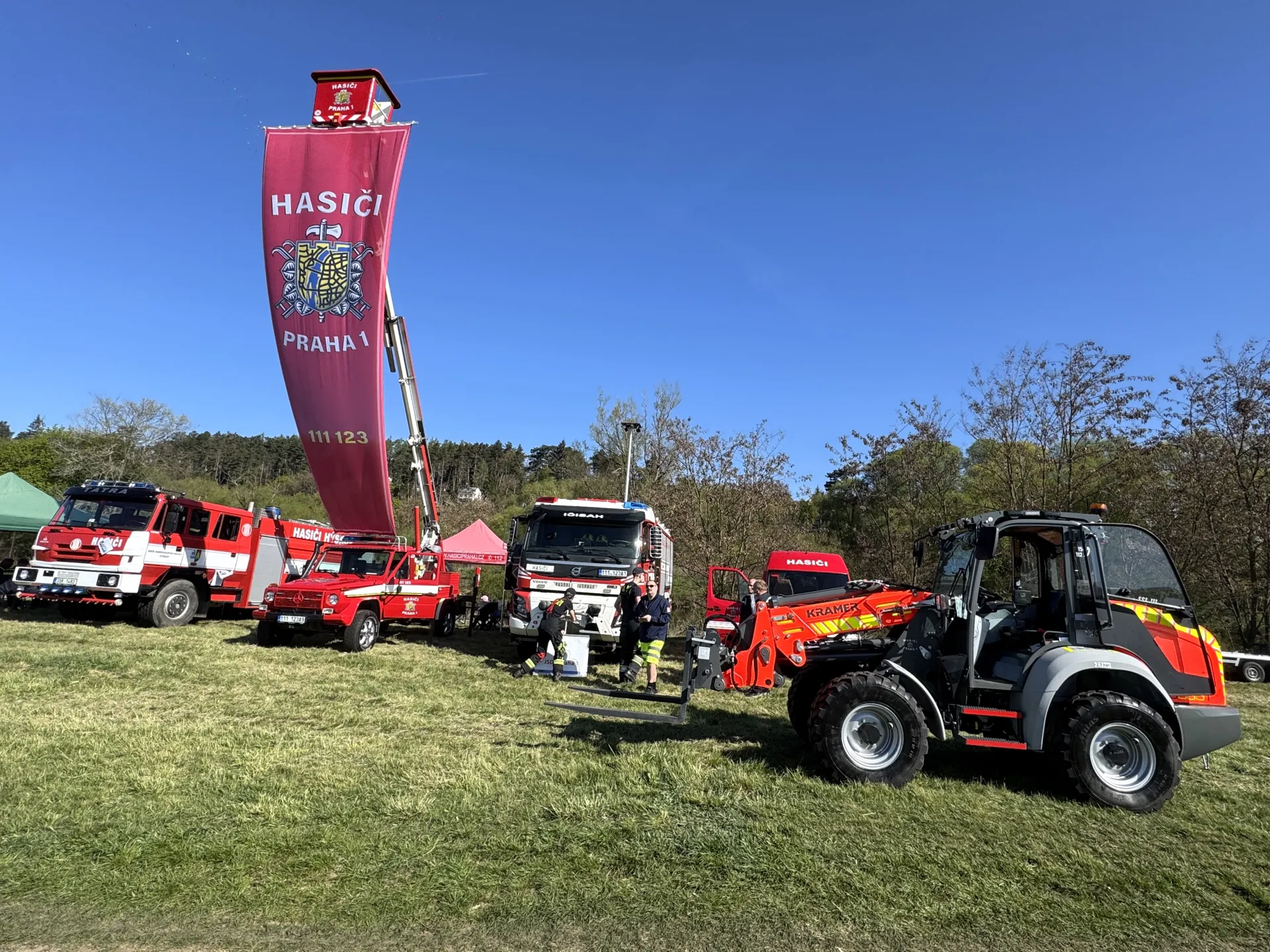 Jednotka hasičů Prahy 1 na Houkačk&aacute;ch v obležen&iacute; n&aacute;v&scaron;těvn&iacute;ků
